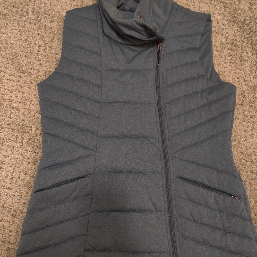 Calia by Carrie Underwood gray puffer vest